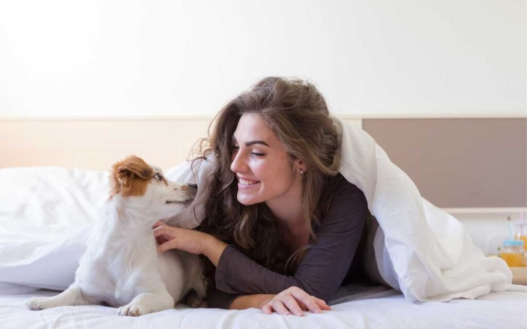 7.Real Stories_ Customer Experiences with Sustainable Bed Linen Woman on bed with her pet