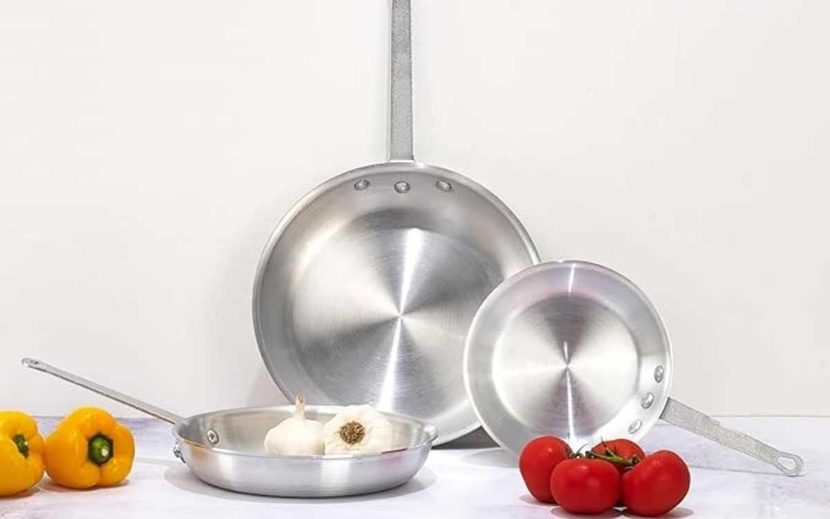 Aluminum pans with red tomato